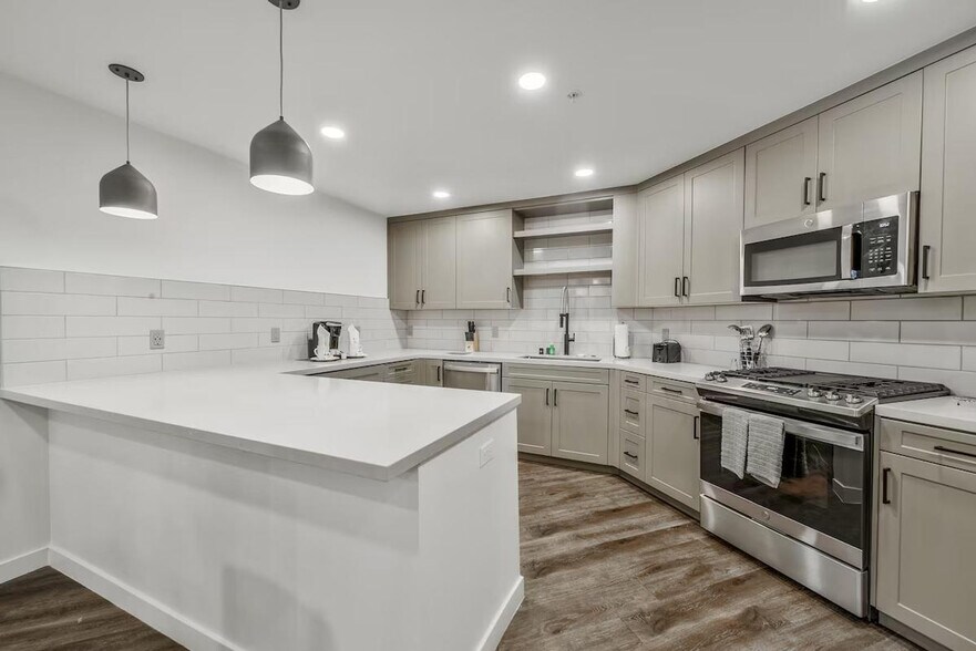 Building Photo - 375 Camino De La Reina