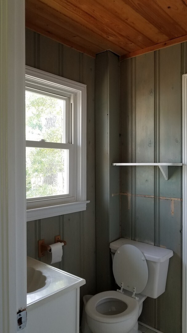 Building Photo - 5 bedroom / 4 bath home with a short drive to the beach!