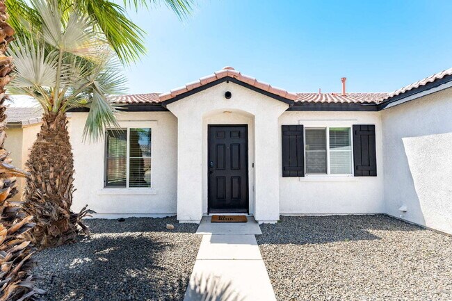 Building Photo - Coachella 4 Bedrooms Stunner