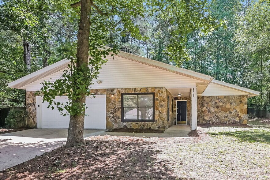 Primary Photo - 1100 Creekwood Cove
