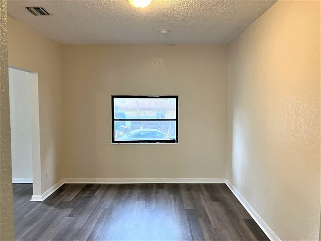 Building Photo - HUGE Dade City 3BR/1BA/1 Car Garage Home w...
