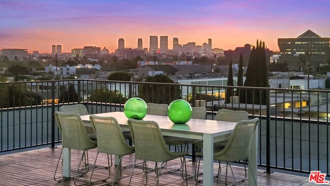 Building Photo - 825 Croft Ave