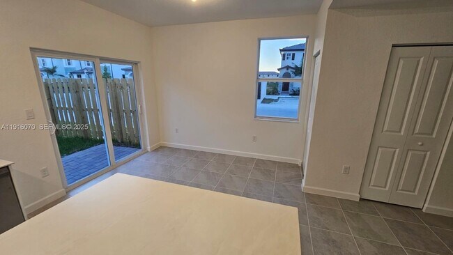 Building Photo - 2618 SE 27th Ct