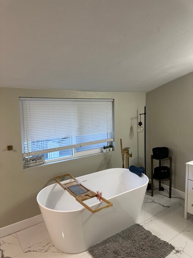 Building Photo - 3601 W Pikes Peak Ave