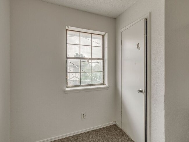 Building Photo - MOVE IN SPECIAL NO DEPOSIT IF LEASED BY JU...