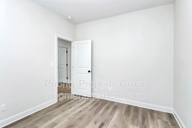 Building Photo - 6618 Riverview Dr