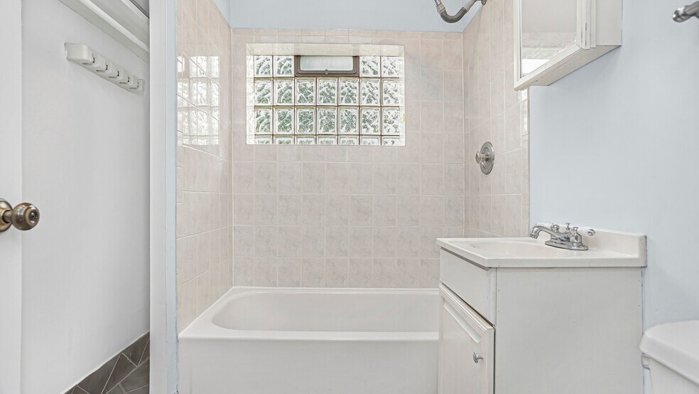Bathroom (Photo 1) - 1472 W Webster Ave