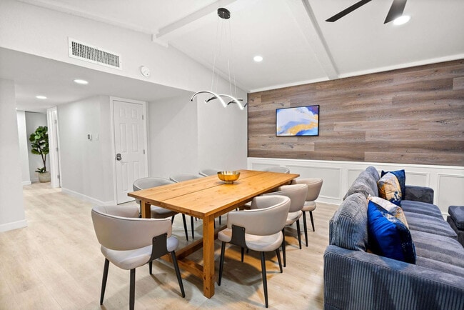 Building Photo - 3410 Country Club Dr