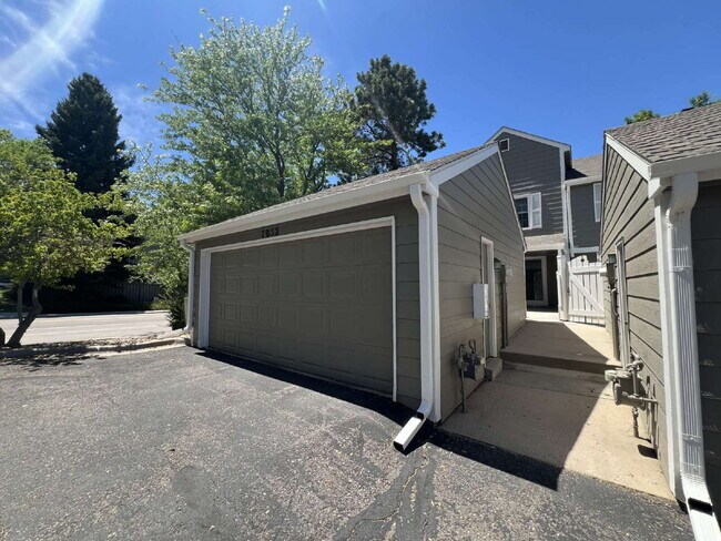 Building Photo - 7052 E Briarwood Dr