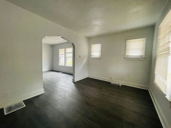 Building Photo - 902 S Cedar Ave