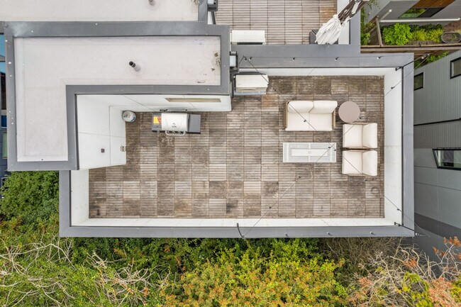 Building Photo - 913 10th Ave E