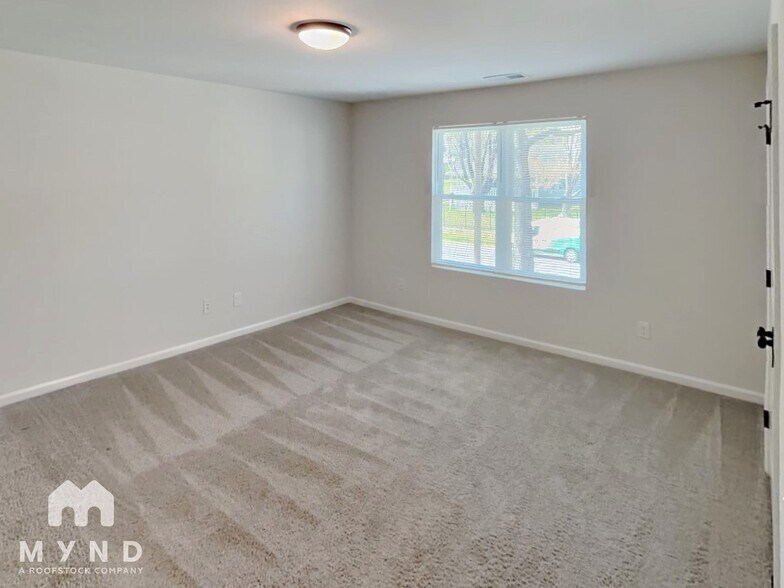 Building Photo - 1411 Lake St