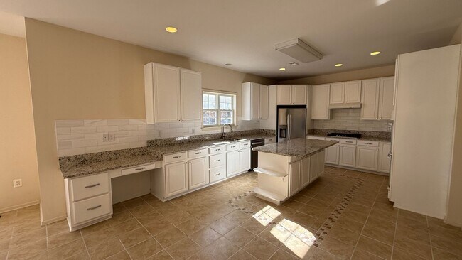 Building Photo - Spacious Colonial in Austin Ridge