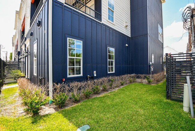 Building Photo - 703 Bringhurst St