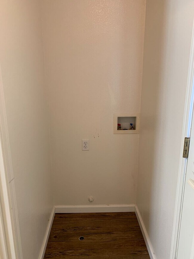 Building Photo - 1905