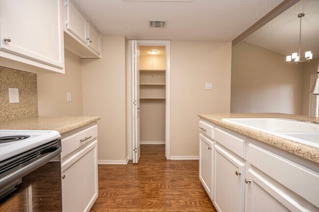 Building Photo - Updated 3-Bedroom Townhome with First-Floor Primary Suite