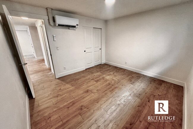 Building Photo - 855 E 9th St