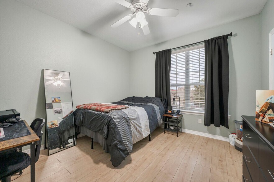 Building Photo - Available for SHORT TERM or 1 yr