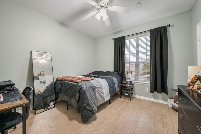 Building Photo - Available for SHORT TERM or 1 yr