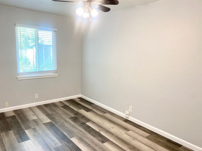 Building Photo - 3415-3417 E Terrace Ave