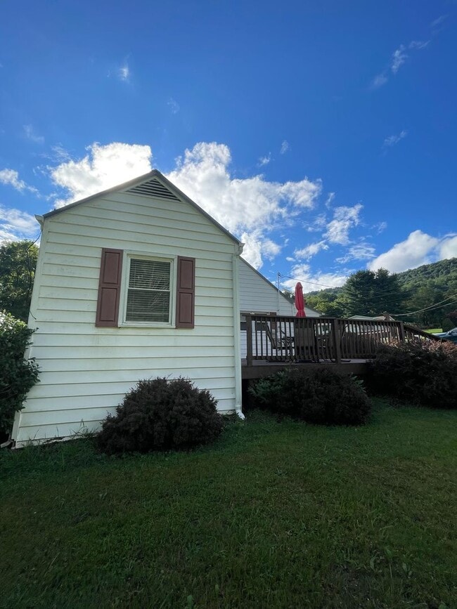 Building Photo - Quaint Country Cottage On Large Lot Near Downtown Blacksburg