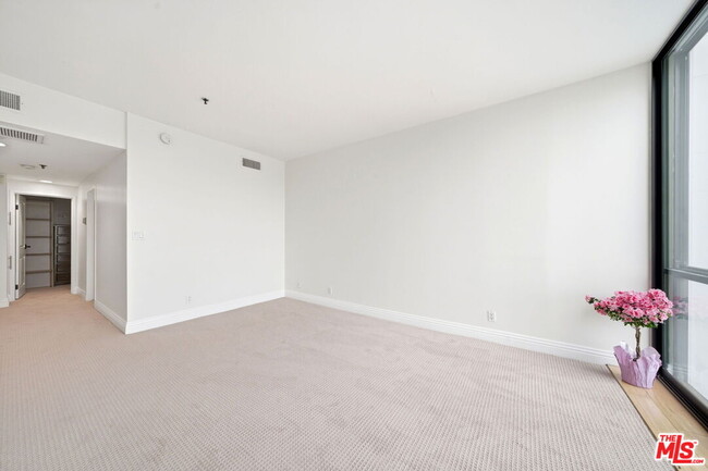 Building Photo - 10660 Wilshire Blvd
