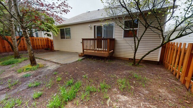 Building Photo - Single Level  House in Sandy- Great Open Floor Plan- Pet Friendly!