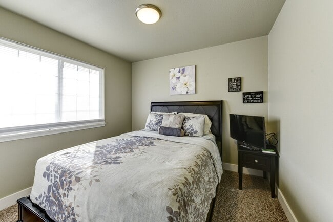 Building Photo - Amazing 3 Bedroom 3 Bath Home (1800sqft+) ...