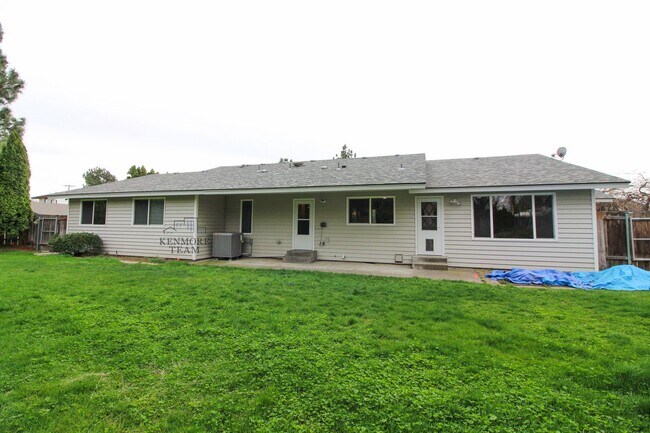 Building Photo - 3 Bed/2.5 Bath House in Pasco Near the River!