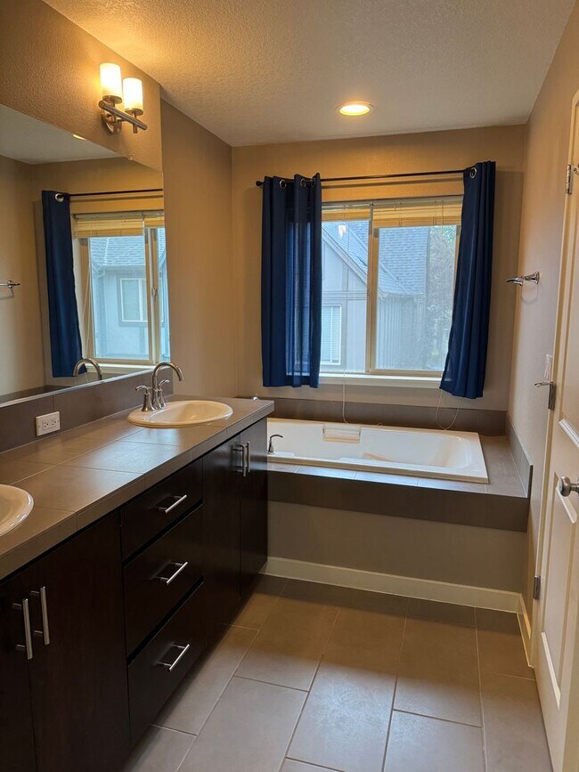 Building Photo - Beautiful 2br/2.5ba Townhome in Arbor Parc...