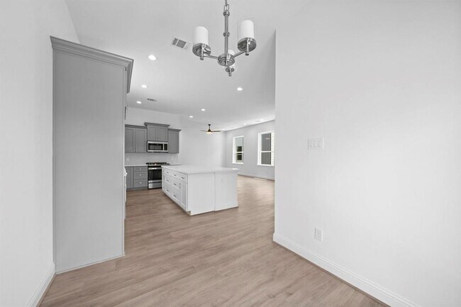 Building Photo - 1221 W 16th St