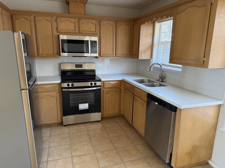 Building Photo - 2601 Cervantes Ave