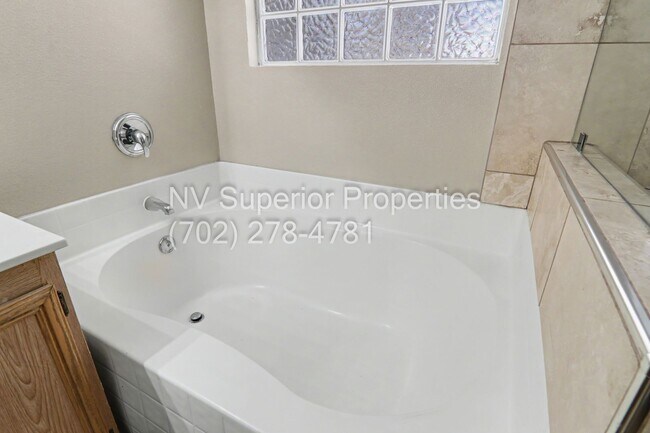 Building Photo - NW!! 4 bedrooms!! Bed & Bath DownStairs!!! RV Parking!!! Synthetic Grass Front yard!! Real Grass ...