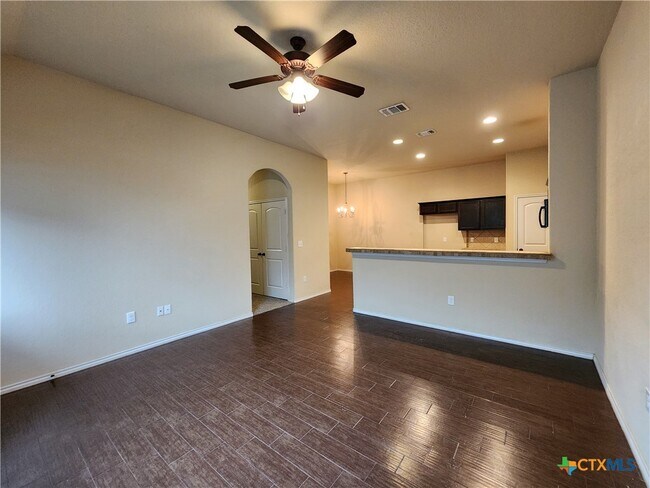 Building Photo - 712 Creekside Cir