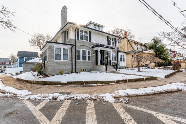 Building Photo - 94-96-96 Montrose St