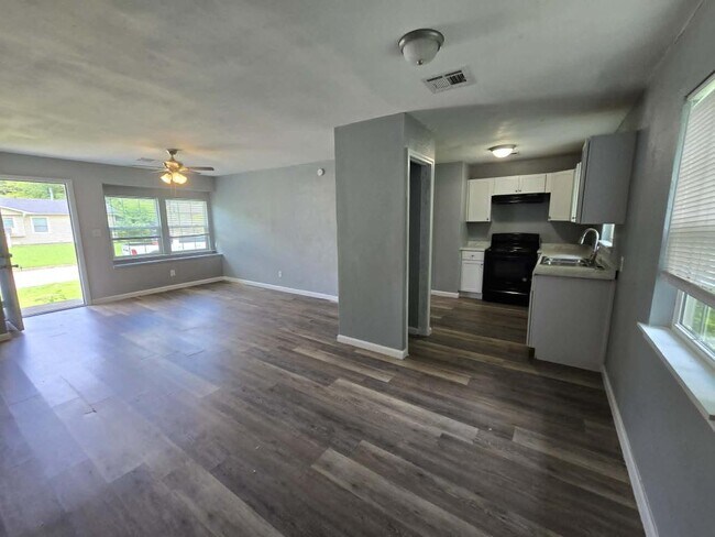 Building Photo - 542 E 57th Pl N