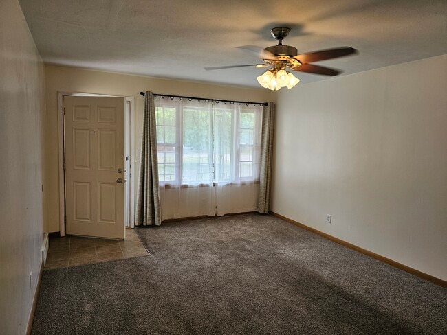 Building Photo - 2415 S Poplar Dr