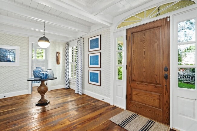 Building Photo - Exceptional Living in the Heart of Arlingt...