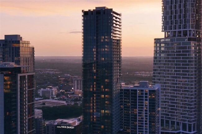 Building Photo - 610 Davis St