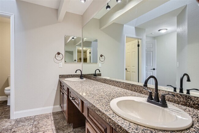 Building Photo - Evolve Real Estate: Amazing 4 Bdr/4 Bath +...