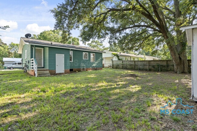 Building Photo - 2050 North Dr