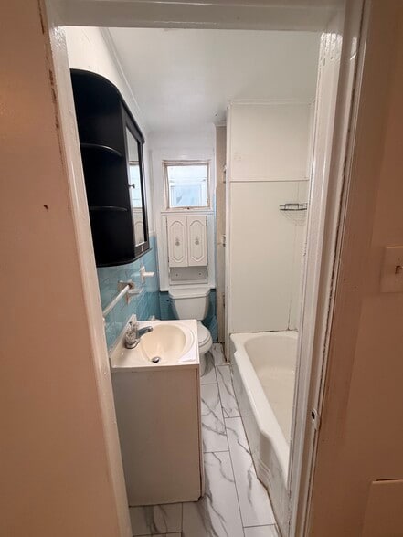 Bathroom 2 - 248 Morris Ave