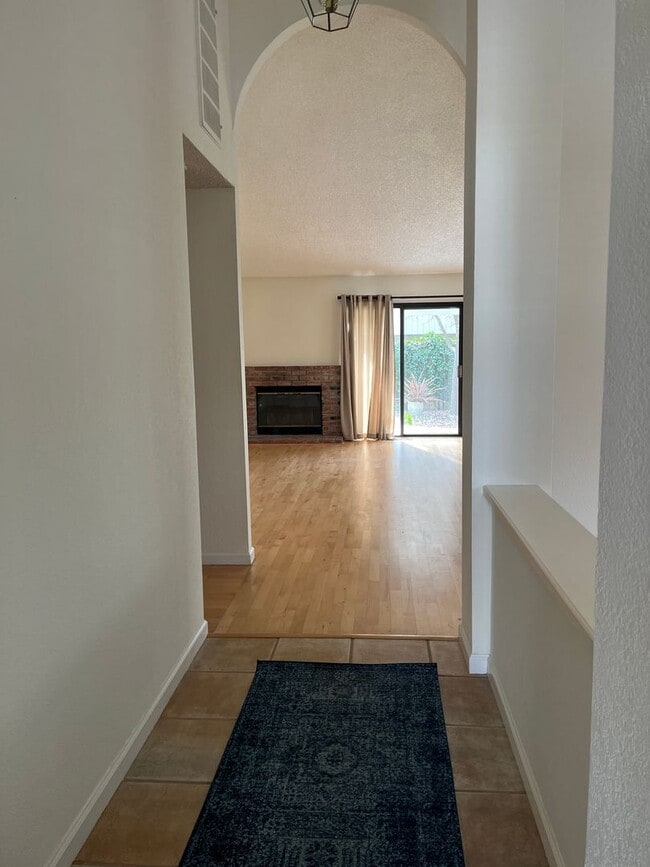Building Photo - Lovely 3 bedrooms, 2 bathrooms located in ...