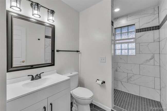 Building Photo - 8165 Leonard Dr