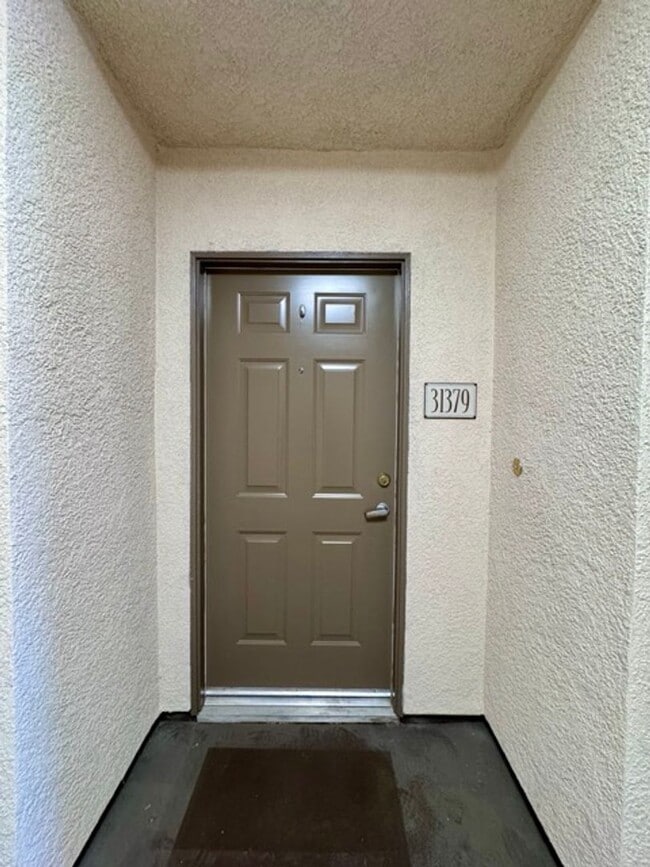 Building Photo - Upgraded 1BD/1BA Condo in Gated Temecula C...