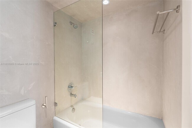 Building Photo - 2655 Collins Ave