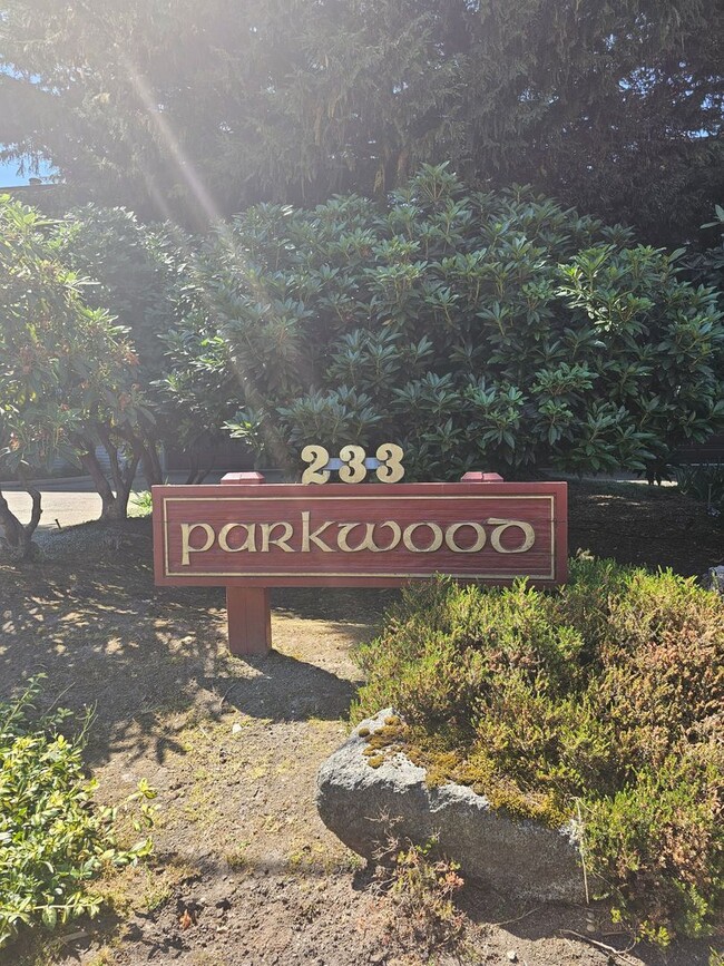 Building Photo - Burien Parkwood condo -Elevator building -...