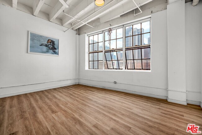 Building Photo - 312 W 5th St