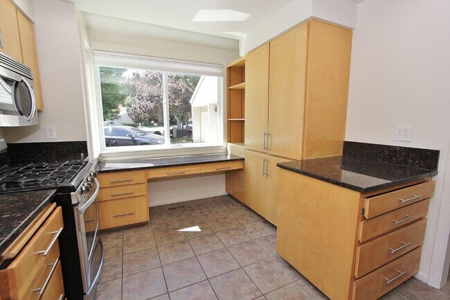 Building Photo - Premier End-Unit Condo in River Run