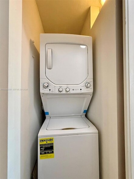 Building Photo - 1605 Bay Rd